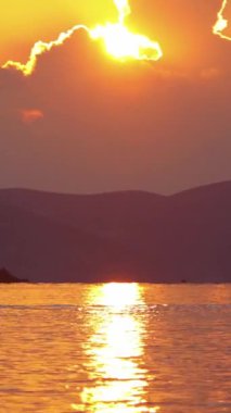 Deniz kenti Turgutreis ve muhteşem gün batımları. Bodrum, Hindi. Sosyal medya için dikey video.