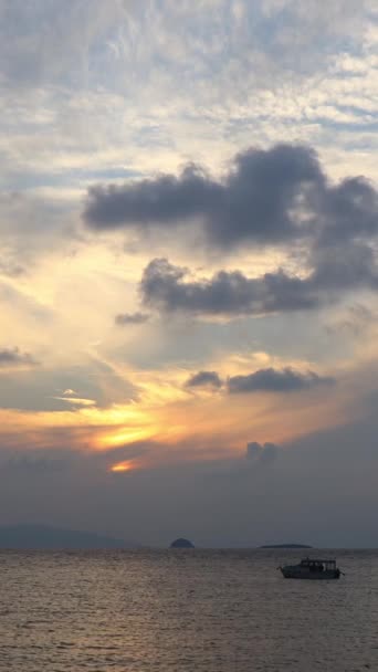 日落时孤零零的帆船 大气海景 社交媒体的垂直视频 — 图库视频影像