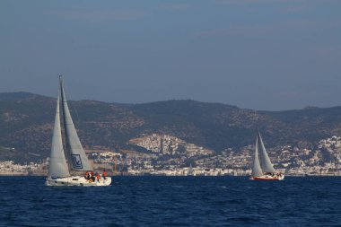 Bodrum, Hindi. 09 Şubat 2019: Yelkenliler Ege Denizi 'nin mavi sularında, ünlü tatil beldesi Bodrum' un kıyılarında rüzgarlı havada yelken açıyorlar..