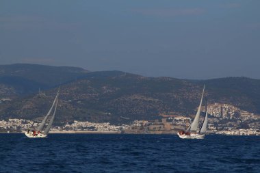 Bodrum, Hindi. 09 Şubat 2019: Yelkenliler Ege Denizi 'nin mavi sularında, ünlü tatil beldesi Bodrum' un kıyılarında rüzgarlı havada yelken açıyorlar..