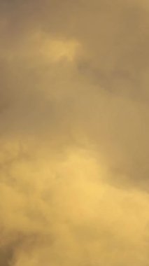 Bulutları olan güzel mavi gökyüzü. Gökyüzü bulutları. Sosyal medya için dikey video.