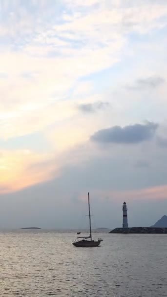 Mare Tramonto Faro Sulla Costa Città Balneare Turgutreis Tramonto Spettacolare — Video Stock