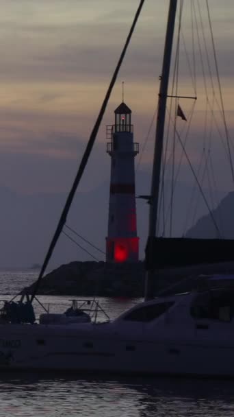 Θαλασσινό Τοπίο Ηλιοβασίλεμα Φάρο Στην Ακτή Παραθαλάσσια Πόλη Turgutreis Και — Αρχείο Βίντεο