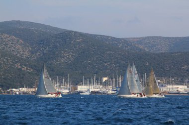 Bodrum, Hindi. 09 Şubat 2019: Yelkenliler Ege Denizi 'nin mavi sularında, ünlü tatil beldesi Bodrum' un kıyılarında rüzgarlı havada yelken açıyorlar..