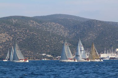 Bodrum, Hindi. 09 Şubat 2019: Yelkenliler Ege Denizi 'nin mavi sularında, ünlü tatil beldesi Bodrum' un kıyılarında rüzgarlı havada yelken açıyorlar..