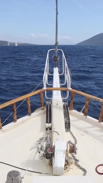 在海里航行的帆船的船头 社交媒体的垂直视频 — 图库视频影像