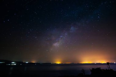 Samanyolu'nun yıldızlarının ön planda bir dağın tepesine baka. Gece gökyüzü doğa yaz manzara. Perseid Meteor Yağmuru gözlem