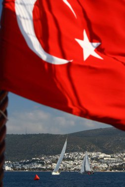 Bodrum, Hindi. 09 Şubat 2019: Yelkenliler Ege Denizi 'nin mavi sularında, ünlü tatil beldesi Bodrum' un kıyılarında rüzgarlı havada yelken açıyorlar. Türk Bayrağıyla. 