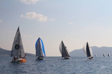 Bodrum, Hindi. 09 Şubat 2019: Yelkenliler Ege Denizi 'nin mavi sularında, ünlü tatil beldesi Bodrum' un kıyılarında rüzgarlı havada yelken açıyorlar..