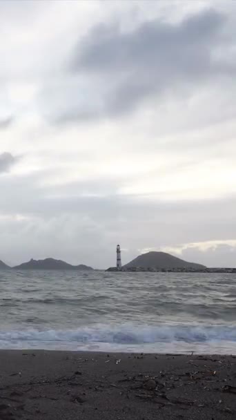 Gün Batımında Deniz Manzarası Sahildeki Deniz Feneri Deniz Kenti Turgutreis — Stok video