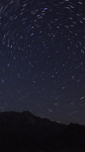 Uma Vista Das Estrelas Láctea Com Topo Montanha Primeiro Plano — Vídeo de Stock