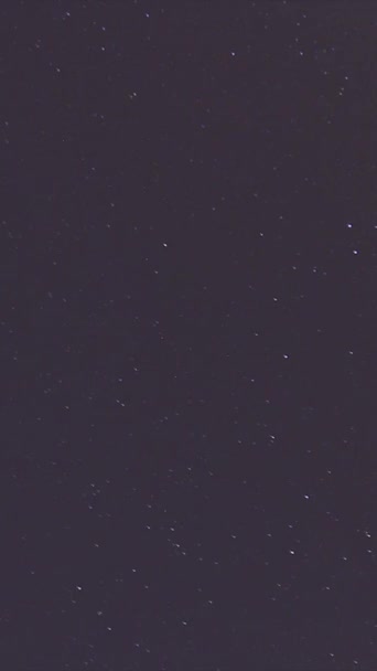 Widok Gwiazd Drogi Mlecznej Wierzchołkiem Góry Pierwszym Planie Nocne Niebo — Wideo stockowe