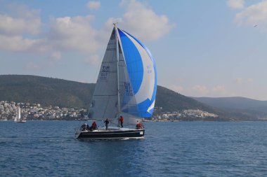 Bodrum, Hindi. 09 Şubat 2019: Yelkenliler Ege Denizi 'nin mavi sularında, ünlü tatil beldesi Bodrum' un kıyılarında rüzgarlı havada yelken açıyorlar..