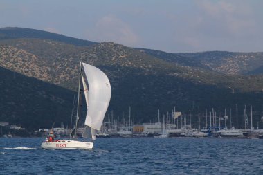 Bodrum, Hindi. 09 Şubat 2019: Yelkenliler Ege Denizi 'nin mavi sularında, ünlü tatil beldesi Bodrum' un kıyılarında rüzgarlı havada yelken açıyorlar..