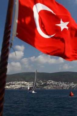 Bodrum, Hindi. 09 Şubat 2019: Yelkenliler Ege Denizi 'nin mavi sularında, ünlü tatil beldesi Bodrum' un kıyılarında rüzgarlı havada yelken açıyorlar..