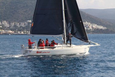 Bodrum, Hindi. 09 Şubat 2019: Yelkenliler Ege Denizi 'nin mavi sularında, ünlü tatil beldesi Bodrum' un kıyılarında rüzgarlı havada yelken açıyorlar..