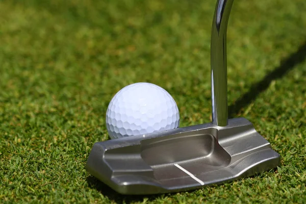 Golf Klubok Golflabdák Egy Zöld Gyepen Egy Gyönyörű Golfpályán Reggeli — Stock Fotó