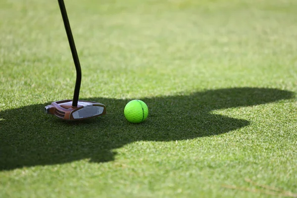 Golf Klubok Golflabdák Egy Zöld Gyepen Egy Gyönyörű Golfpályán Reggeli — Stock Fotó