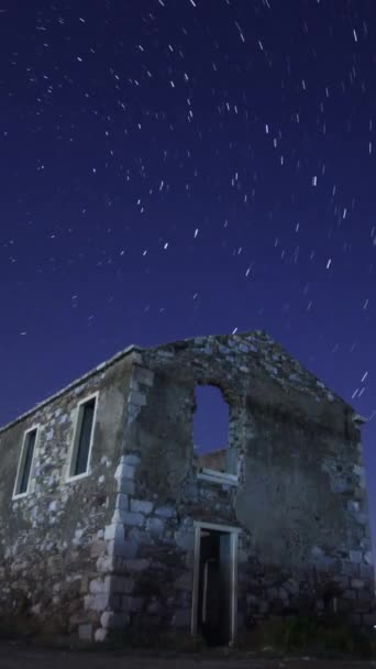 Ein Blick Auf Die Sterne Der Milchstraße Mit Einem Berggipfel — Stockvideo