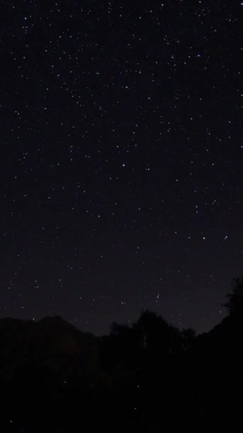 Una Vista Las Estrellas Vía Láctea Con Una Cima Montaña — Vídeo de stock