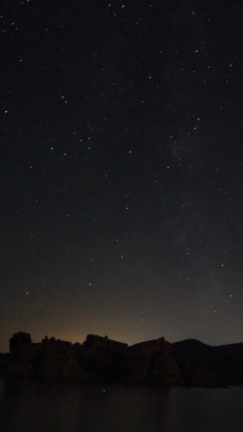 Ein Blick Auf Die Sterne Der Milchstraße Mit Einem Berggipfel — Stockvideo