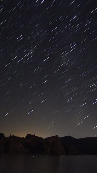 Önünde Bir Dağ Tepesi Olan Samanyolu Nun Yıldızlarının Görüntüsü Gece — Stok video