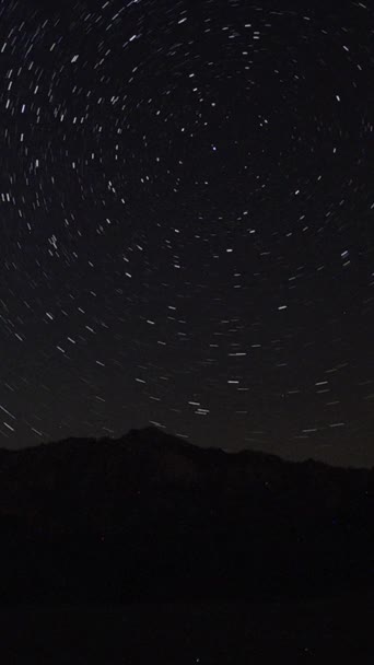 Вид Зірки Чумацького Шляху Вершиною Гори Передньому Плані Нічне Небо — стокове відео