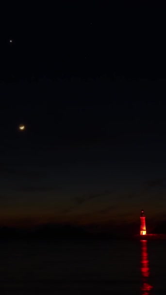 空と新しい月の時間の経過 Turghreisと壮大な月明かりの海辺の町 金星と灯台付き ソーシャルメディアのための垂直ビデオ — ストック動画