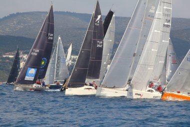 Bodrum, Hindi. 09 Şubat 2019: Yelkenliler Ege Denizi 'nin mavi sularında, ünlü tatil beldesi Bodrum' un kıyılarında rüzgarlı havada yelken açıyorlar..