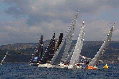 Bodrum, Hindi. 09 Şubat 2019: Yelkenliler Ege Denizi 'nin mavi sularında, ünlü tatil beldesi Bodrum' un kıyılarında rüzgarlı havada yelken açıyorlar..