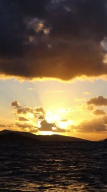 Deniz kenti Turgutreis ve muhteşem gün batımları. Bodrum, Hindi. Sosyal medya için dikey video.