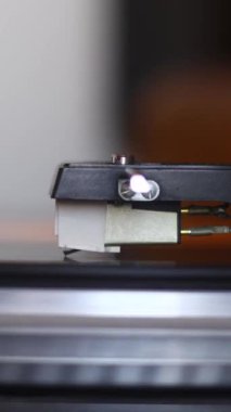 Kırpma yolu olan eski bir plak plağı. Vinil Record, Playing, Top View ile DJ Turntable. Pikabın üzerindeki iğneyi kapat. Sosyal medya için dikey video.