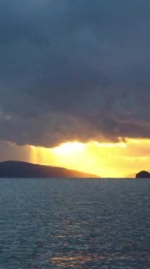 Deniz kenti Turgutreis ve muhteşem gün batımları. Bodrum, Hindi. Sosyal medya için dikey video.