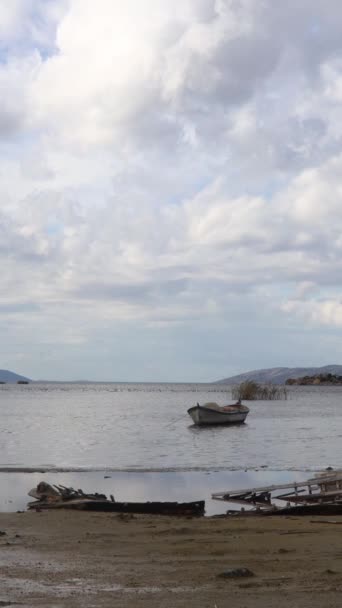 Barche Pesca Ormeggiate Lungo Riva Del Lago Bafa Turchia Video — Video Stock