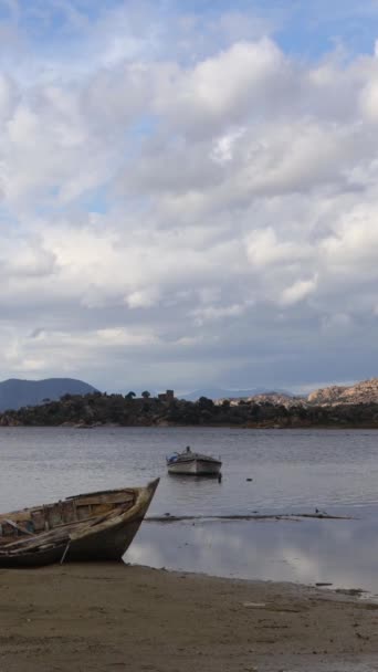 Fischerboote Ankern Ufer Des Bafa Sees Der Türkei Vertikales Video — Stockvideo