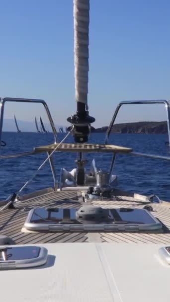 Buga Segelbåt Navigera Havet Vertikal Video För Sociala Medier — Stockvideo