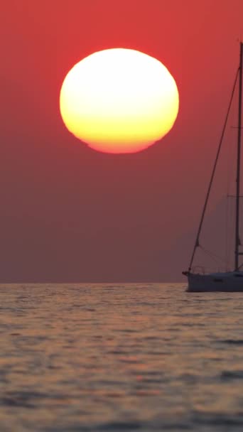 航海船在海上 海景金色的日出在海面上 在日出时间航行的游艇 海景尽收眼底 有一艘漂亮的帆船 乘游艇游览海上航行 垂直录像 — 图库视频影像
