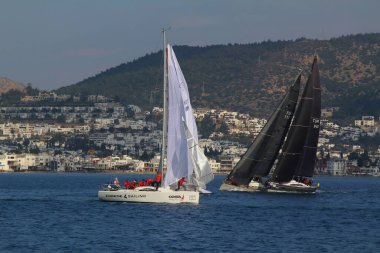 Bodrum, Hindi. 09 Şubat 2019: Yelkenliler Ege Denizi 'nin mavi sularında, ünlü tatil beldesi Bodrum' un kıyılarında rüzgarlı havada yelken açıyorlar..