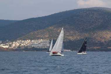 Bodrum, Hindi. 09 Şubat 2019: Yelkenliler Ege Denizi 'nin mavi sularında, ünlü tatil beldesi Bodrum' un kıyılarında rüzgarlı havada yelken açıyorlar..