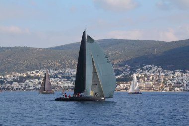 Bodrum, Hindi. 09 Şubat 2019: Yelkenliler Ege Denizi 'nin mavi sularında, ünlü tatil beldesi Bodrum' un kıyılarında rüzgarlı havada yelken açıyorlar..