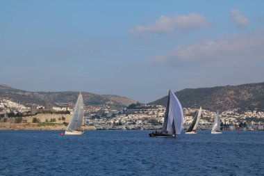 Bodrum, Hindi. 09 Şubat 2019: Yelkenliler Ege Denizi 'nin mavi sularında, ünlü tatil beldesi Bodrum' un kıyılarında rüzgarlı havada yelken açıyorlar..