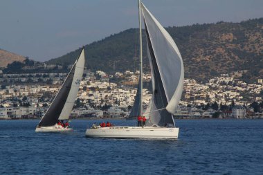 Bodrum, Hindi. 09 Şubat 2019: Yelkenliler Ege Denizi 'nin mavi sularında, ünlü tatil beldesi Bodrum' un kıyılarında rüzgarlı havada yelken açıyorlar..