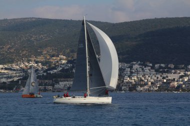 Bodrum, Hindi. 09 Şubat 2019: Yelkenliler Ege Denizi 'nin mavi sularında, ünlü tatil beldesi Bodrum' un kıyılarında rüzgarlı havada yelken açıyorlar..