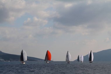 Bodrum, Hindi. 09 Şubat 2019: Yelkenliler Ege Denizi 'nin mavi sularında, ünlü tatil beldesi Bodrum' un kıyılarında rüzgarlı havada yelken açıyorlar..