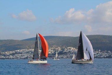 Bodrum, Hindi. 09 Şubat 2019: Yelkenliler Ege Denizi 'nin mavi sularında, ünlü tatil beldesi Bodrum' un kıyılarında rüzgarlı havada yelken açıyorlar..