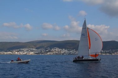 Bodrum, Hindi. 09 Şubat 2019: Yelkenliler Ege Denizi 'nin mavi sularında, ünlü tatil beldesi Bodrum' un kıyılarında rüzgarlı havada yelken açıyorlar..