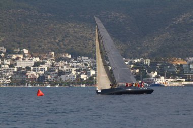 Bodrum, Hindi. 09 Şubat 2019: Yelkenliler Ege Denizi 'nin mavi sularında, ünlü tatil beldesi Bodrum' un kıyılarında rüzgarlı havada yelken açıyorlar..