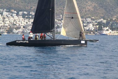 Bodrum, Hindi. 09 Şubat 2019: Yelkenliler Ege Denizi 'nin mavi sularında, ünlü tatil beldesi Bodrum' un kıyılarında rüzgarlı havada yelken açıyorlar..