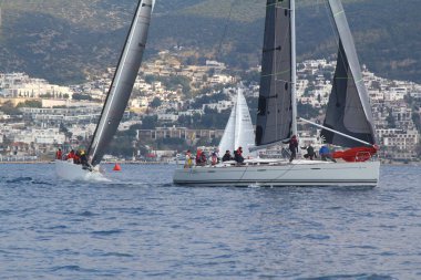 Bodrum, Hindi. 09 Şubat 2019: Yelkenliler Ege Denizi 'nin mavi sularında, ünlü tatil beldesi Bodrum' un kıyılarında rüzgarlı havada yelken açıyorlar..