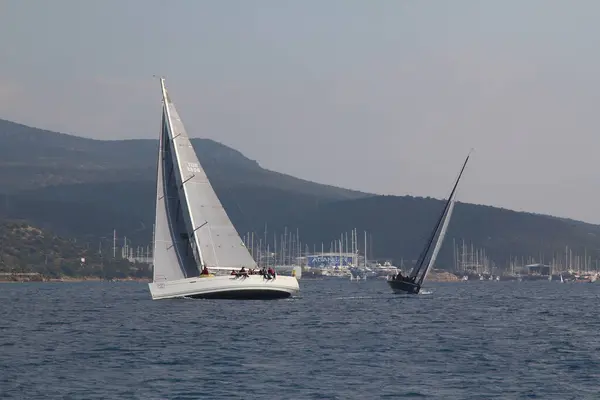 土耳其 Bodrum 2019年2月9日 帆船在爱琴海蓝色水域的大风天气中航行 位于著名度假胜地博德尔的海岸 — 图库照片